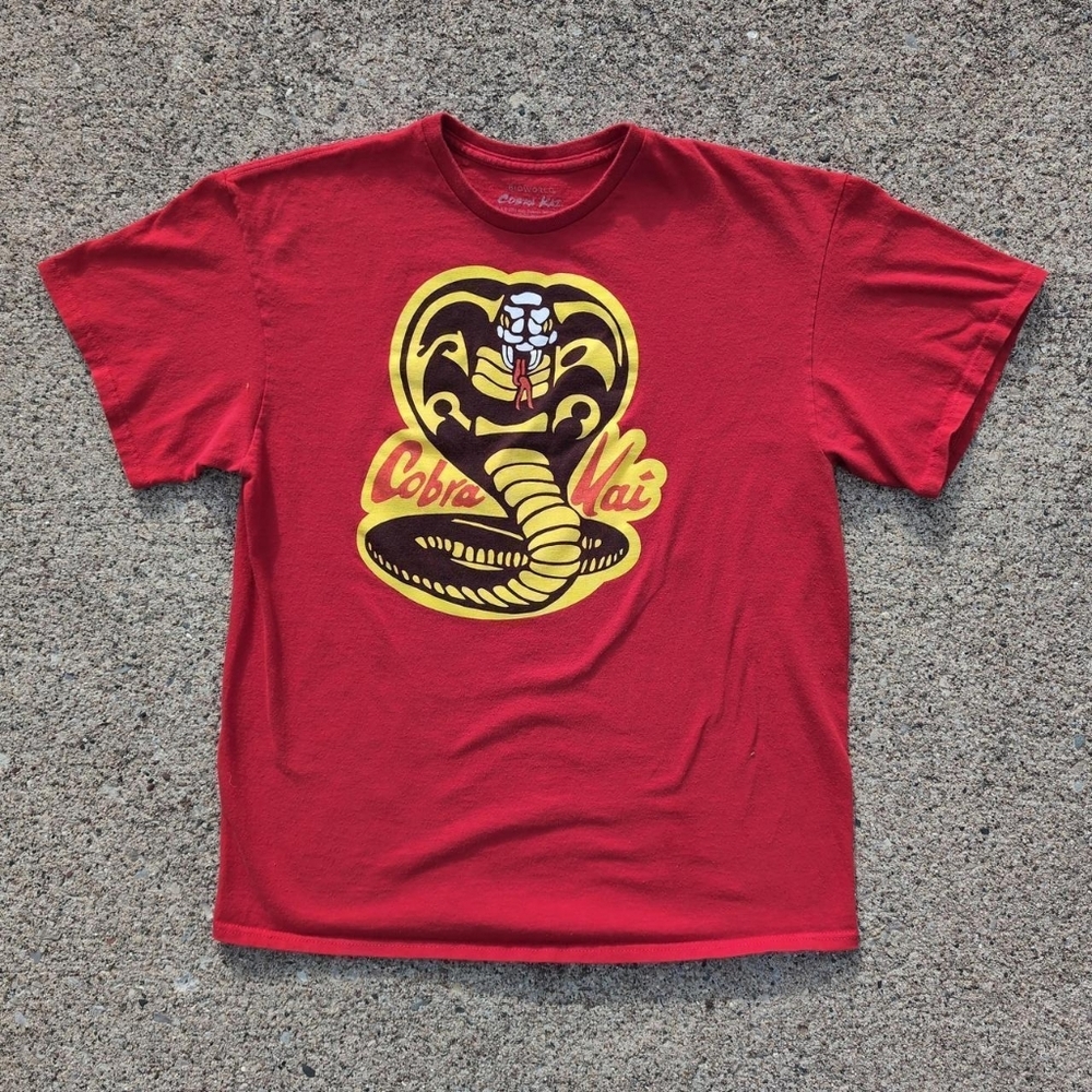🔥5/$25 Bioworld Large Cobra Kai Netflix Red & Yellow T-shirt